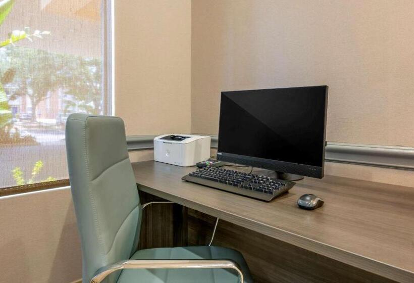 Отель Comfort Suites Near Universal Orlando Resort