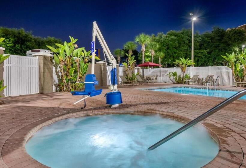 Отель Comfort Suites Near Universal Orlando Resort