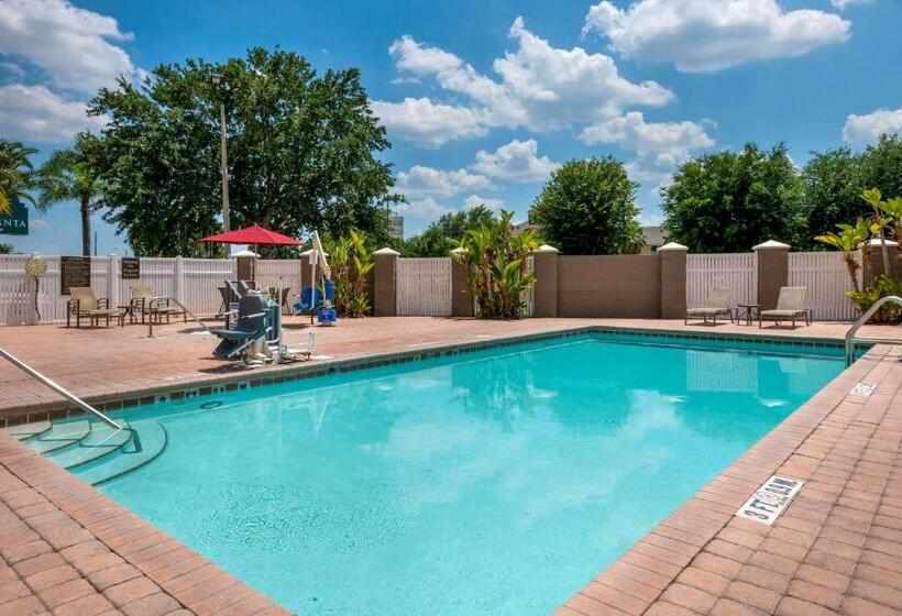 Отель Comfort Suites Near Universal Orlando Resort