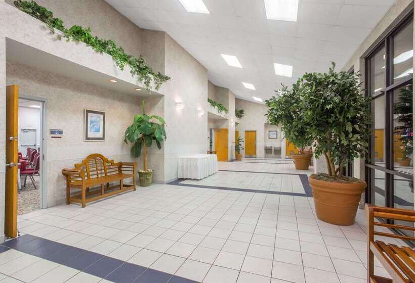 فندق Days Inn & Suites By Wyndham Navarre   Near Beaches Hurlburt