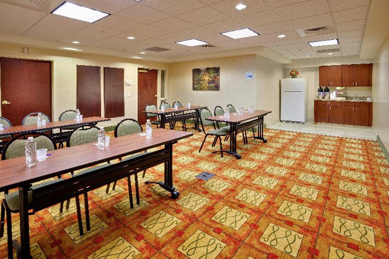 هتل Holiday Inn Express & Suites Bradley Airport, An Ihg