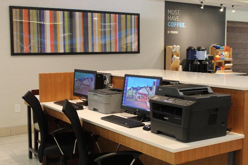 هتل Holiday Inn Express & Suites Bradley Airport, An Ihg