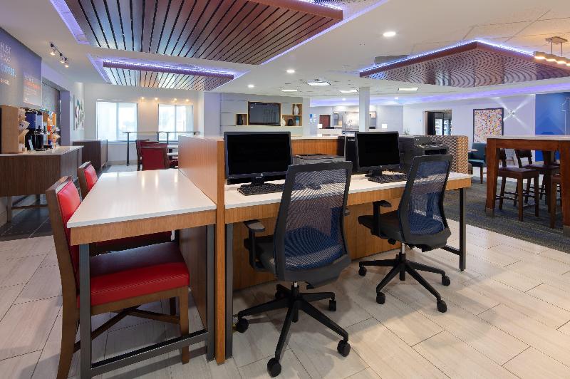 هتل Holiday Inn Express & Suites Bradley Airport, An Ihg