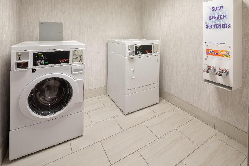 هتل Holiday Inn Express & Suites Bradley Airport, An Ihg