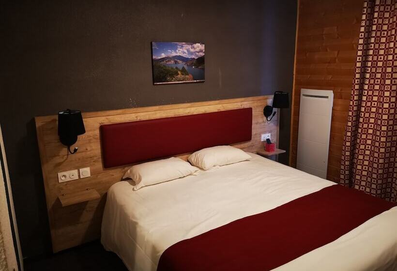 Отель Hôtel Espace Montclar