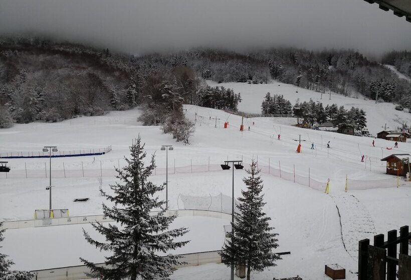 Отель Hôtel Espace Montclar