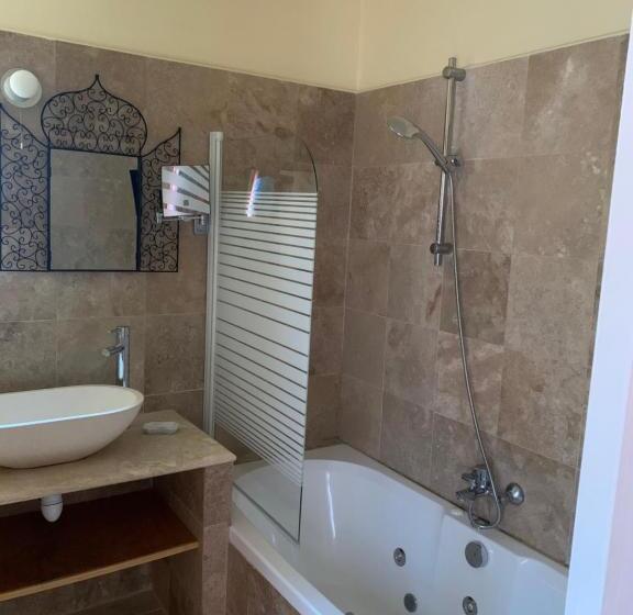 Отель Hôtellerie Nouvelle De Villemartin