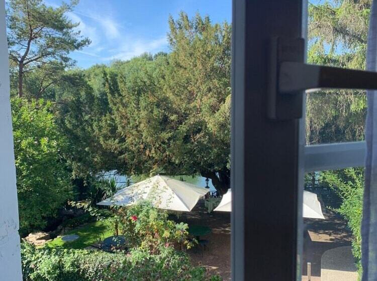 فندق L Auberge Du Port Des Roches