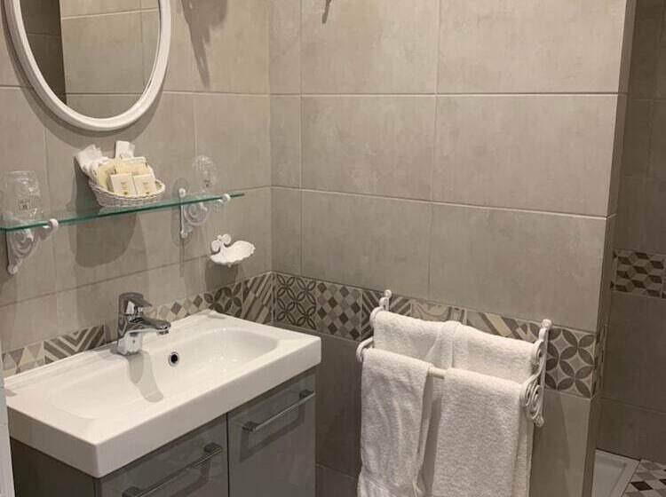 فندق L Auberge Du Port Des Roches