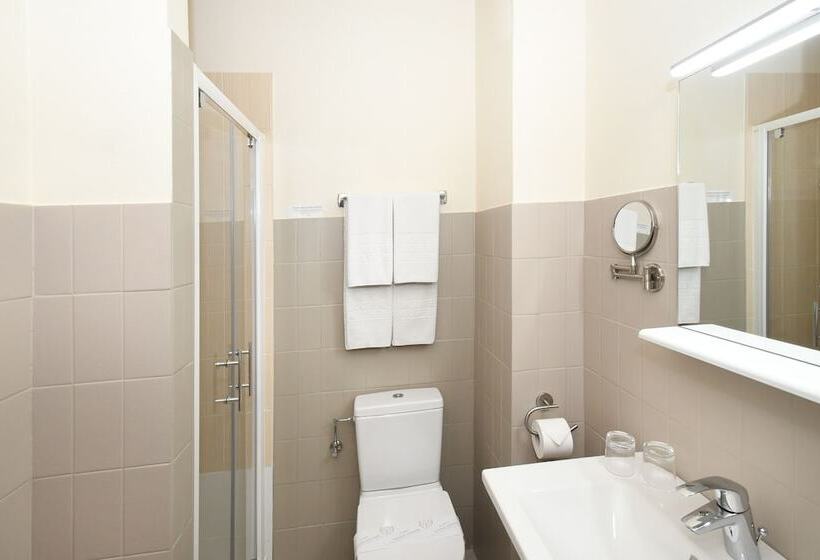 酒店 Logis Hôtel Du Centre   Halte Idéale En Cyclotourisme Avec Garage à Vélos Clos