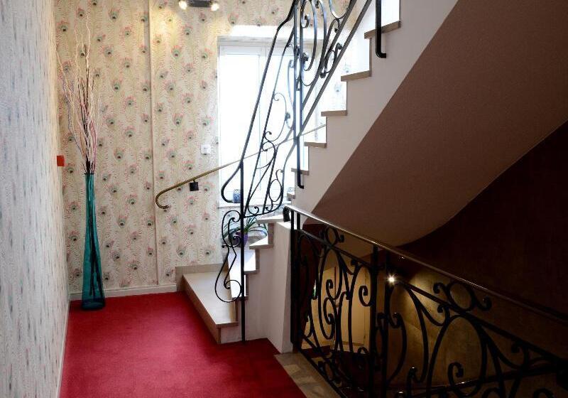 酒店 Logis Hôtel Du Centre   Halte Idéale En Cyclotourisme Avec Garage à Vélos Clos