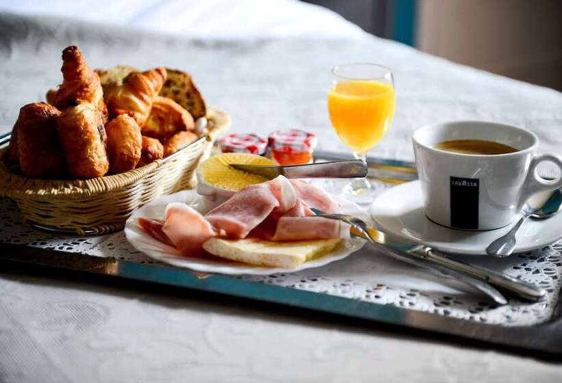 Отель Logis Hôtel Restaurant De La Poste