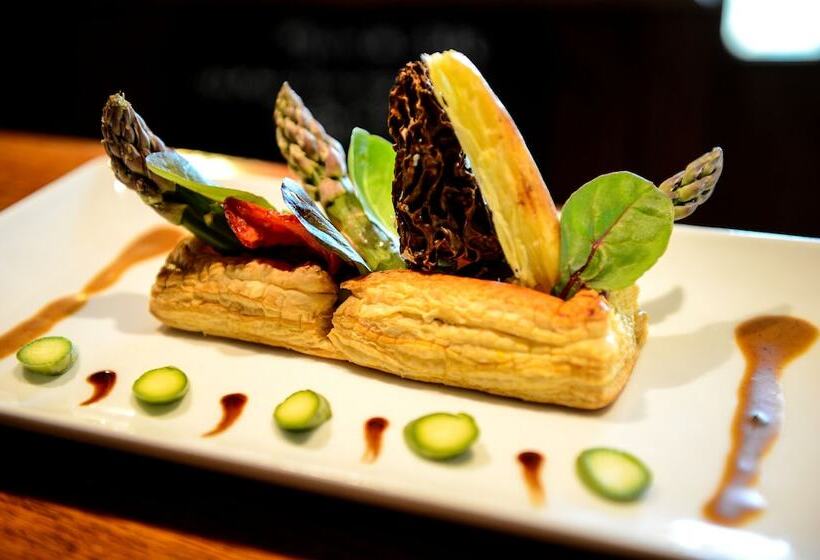 Отель Logis Hôtel Restaurant De La Poste