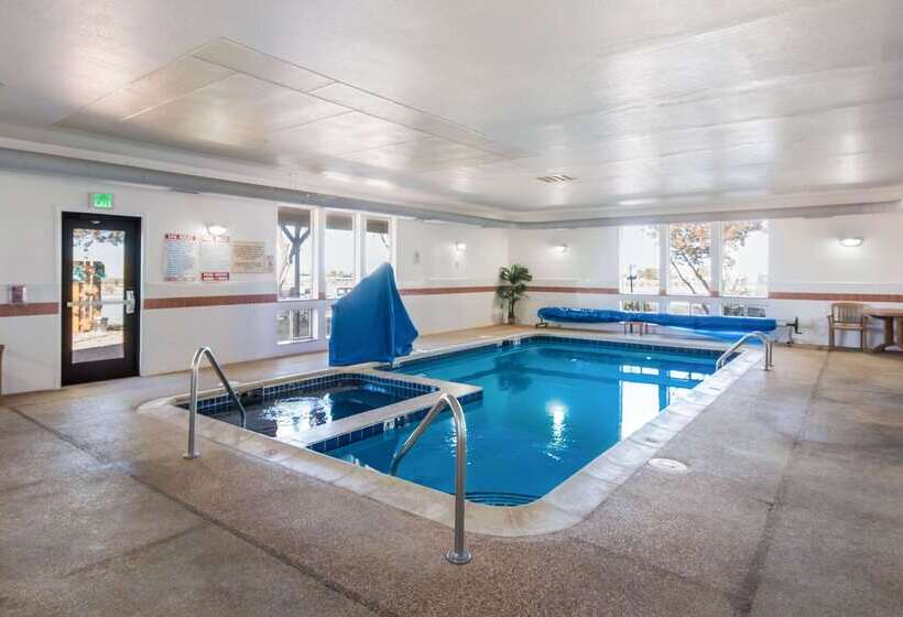 فندق Quality Inn & Suites West