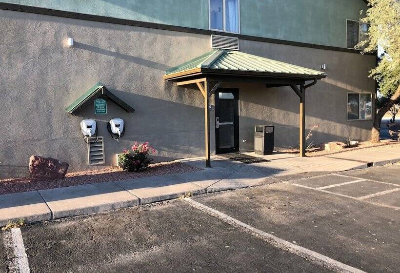 בית מלון כפרי Quality Inn & Suites West