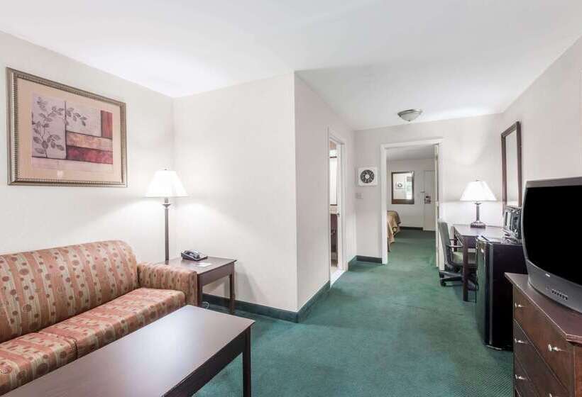 هتل Ramada By Wyndham Groton Mystic