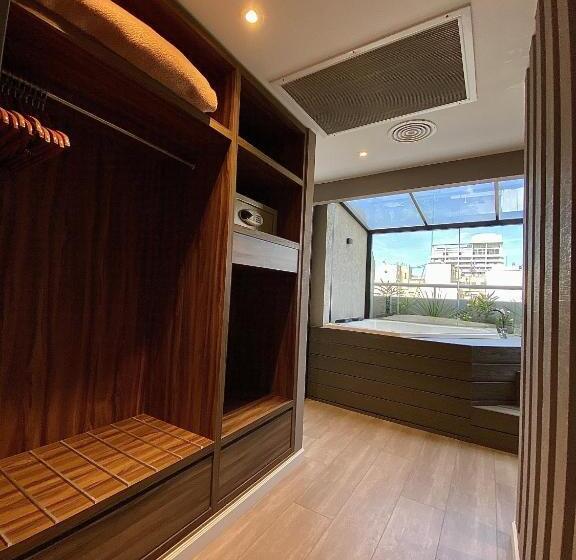 Отель Up Congreso