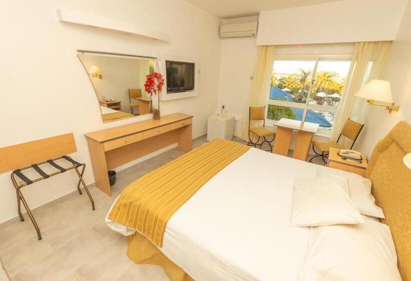 Marina Del Faro Resort