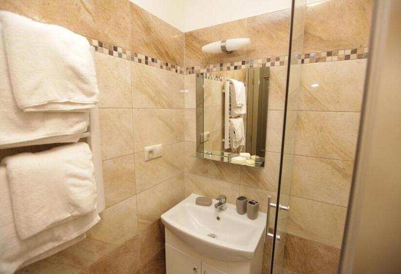 مبيت وإفطار Kalvin Restaurant & Pension