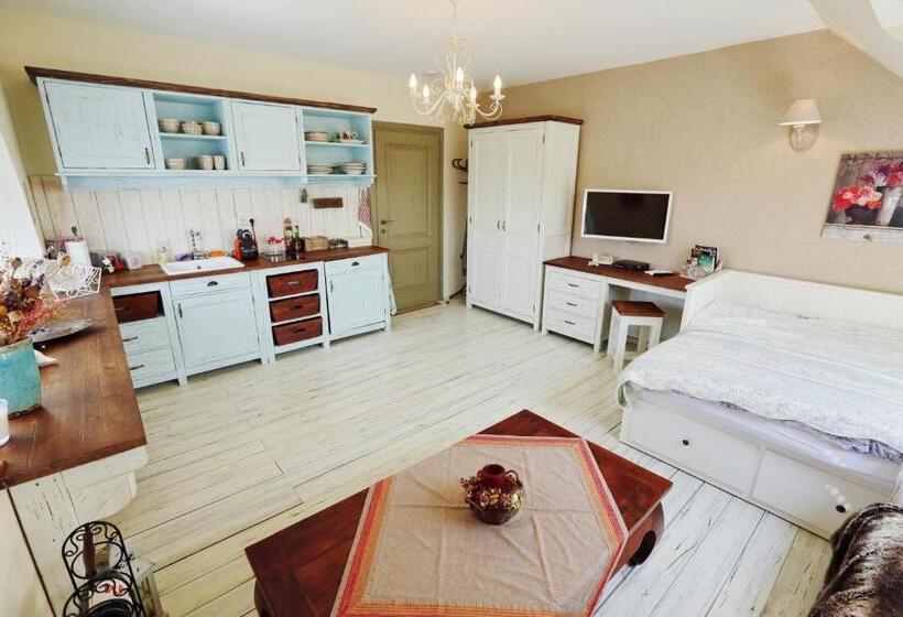 ベッドアンドブレックファースト Kalvin Restaurant & Pension