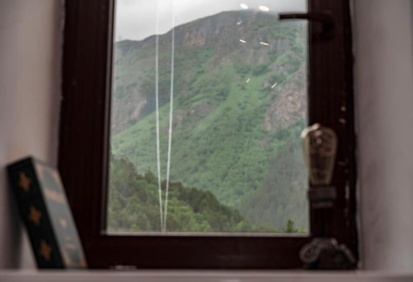 Elbrus Hiloft Hostel