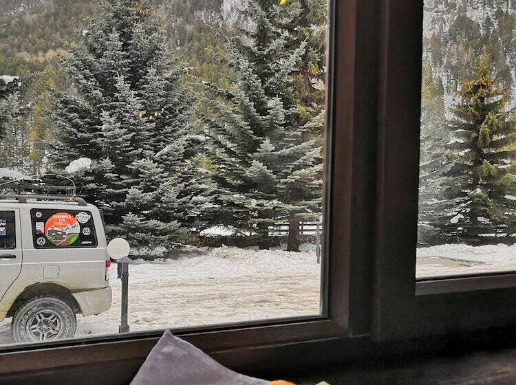 Elbrus Hiloft Hostel