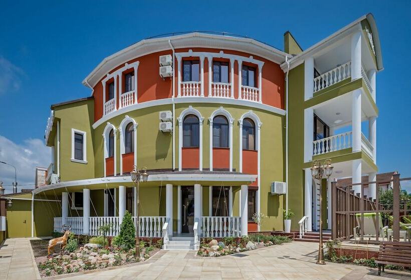 Mini Hotel Biography