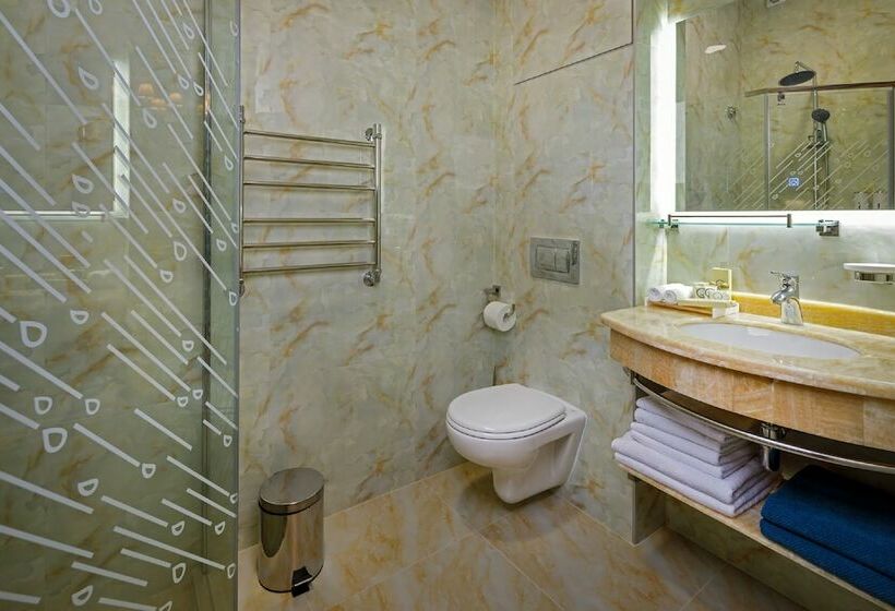 Mini Hotel Biography