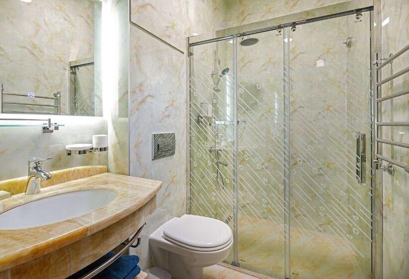 Mini Hotel Biography