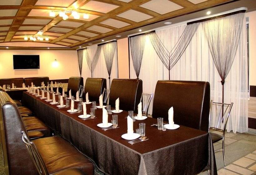 Oasis Hotel   Hostel