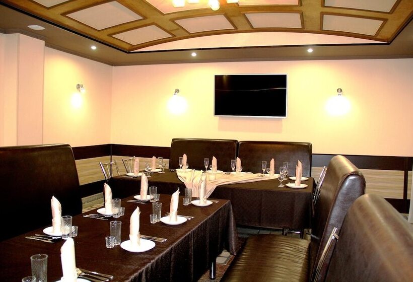 Oasis Hotel   Hostel