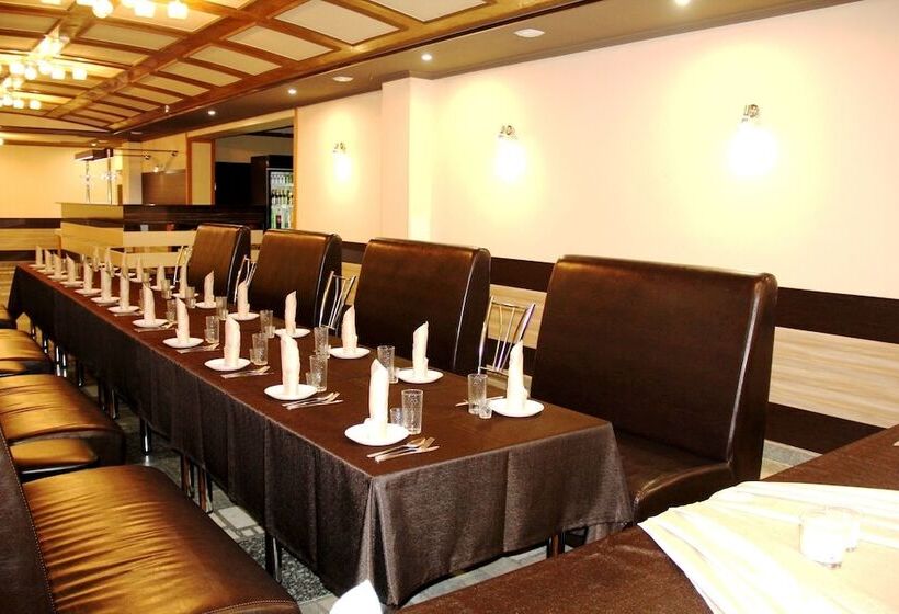 Oasis Hotel   Hostel