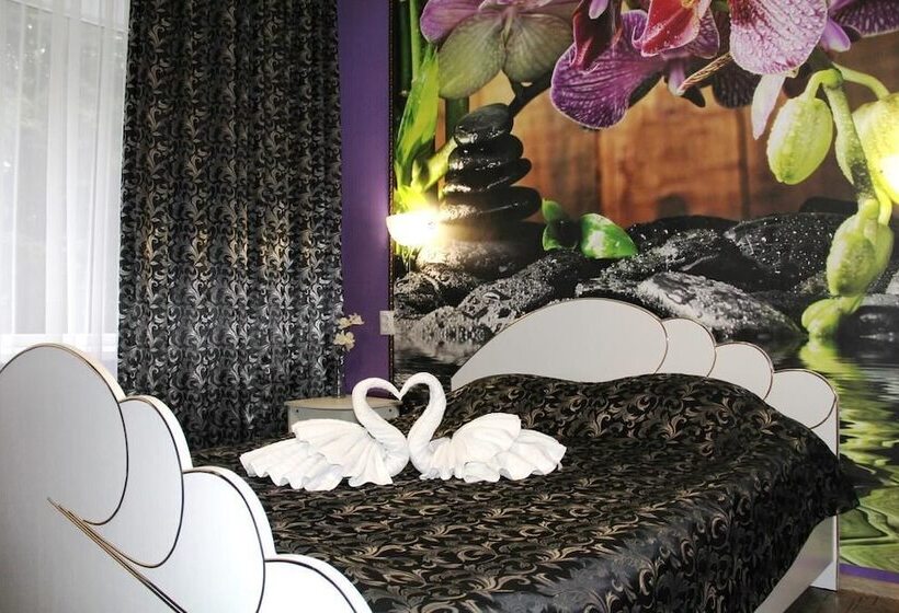 Oasis Hotel   Hostel