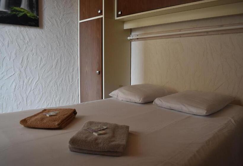 Отель Hôtel Restaurant Des Lacs