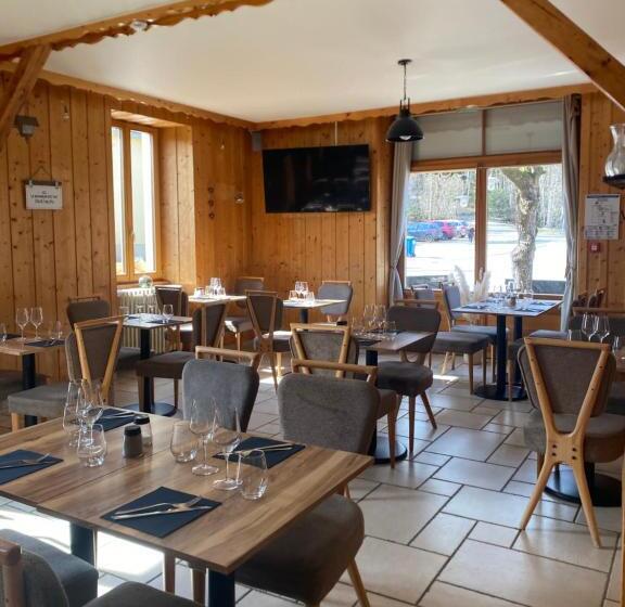 Отель Hôtel Restaurant Des Lacs