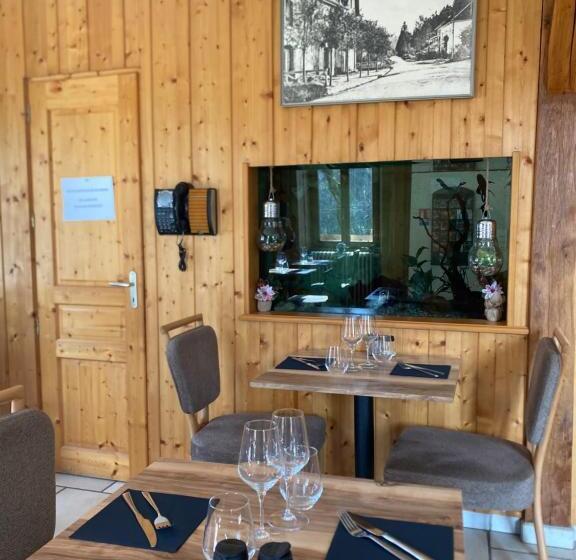 Отель Hôtel Restaurant Des Lacs