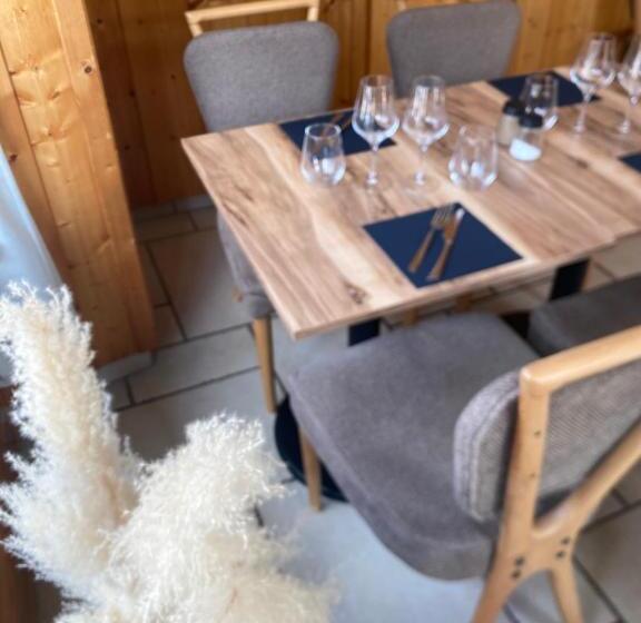 Отель Hôtel Restaurant Des Lacs