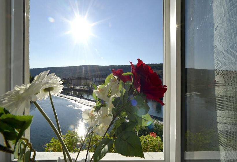 Отель La Truite De La Loue