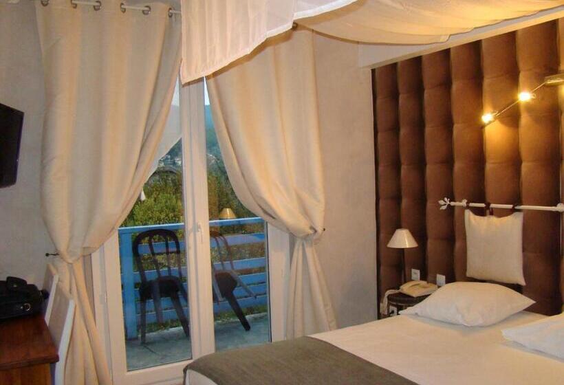 Отель Logis Hôtel Restaurant Le Castel Fleuri