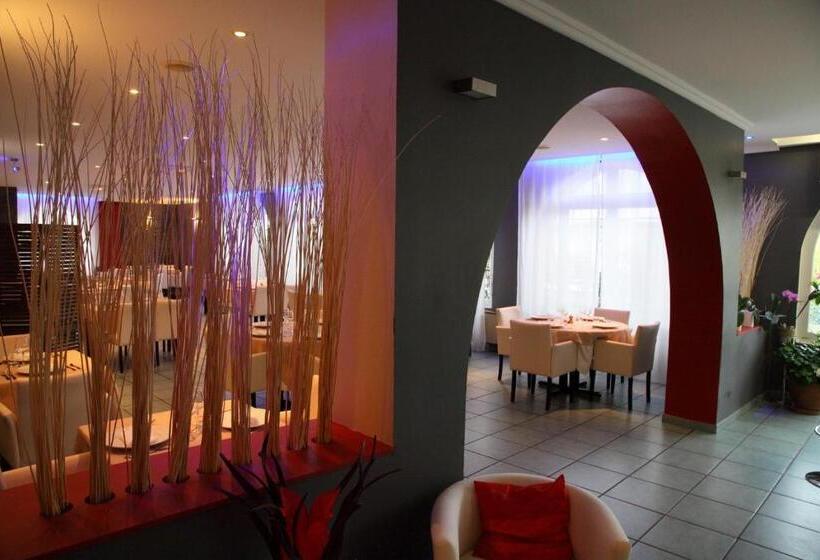 ホテル Logis Hôtel Restaurant Le Castel Fleuri