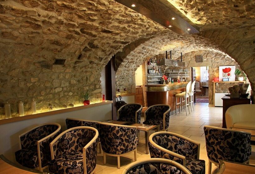 ホテル Logis Hôtel Restaurant Le Chêne Vert