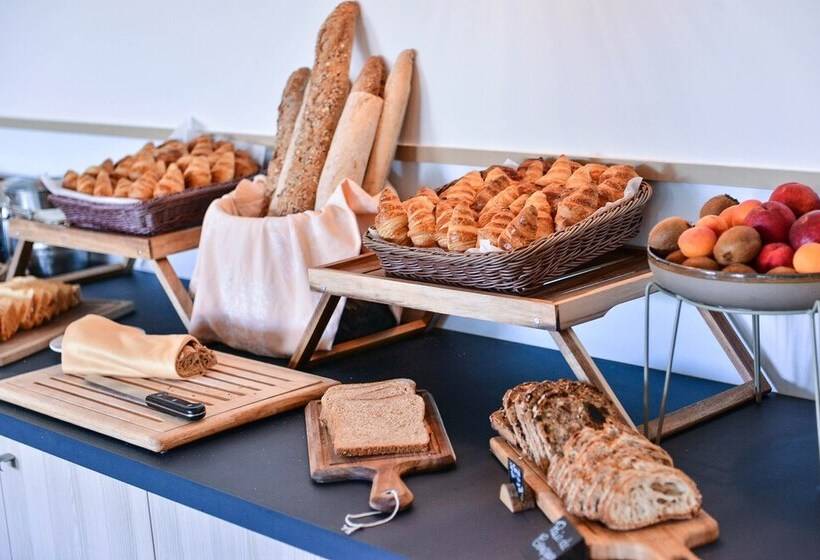 ホテル Logis Hôtel Restaurant Le Chêne Vert