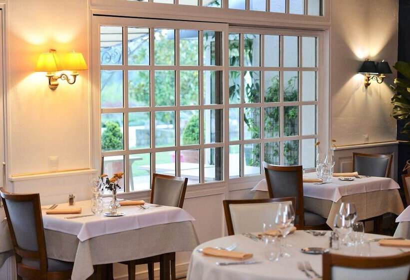 ホテル Logis Hôtel Restaurant Le Chêne Vert