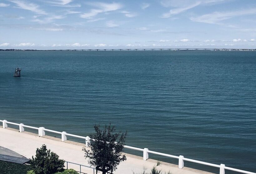 בית מלון כפרי Le Homard Bleu