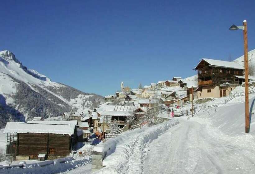 Отель Les Chalets Du Villard