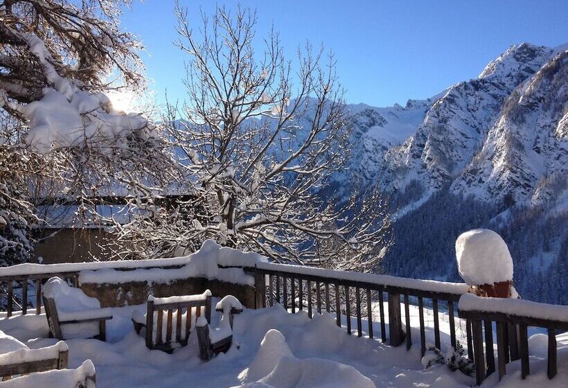 Отель Les Chalets Du Villard