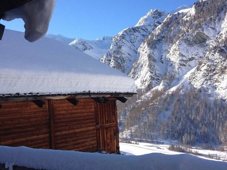 Отель Les Chalets Du Villard