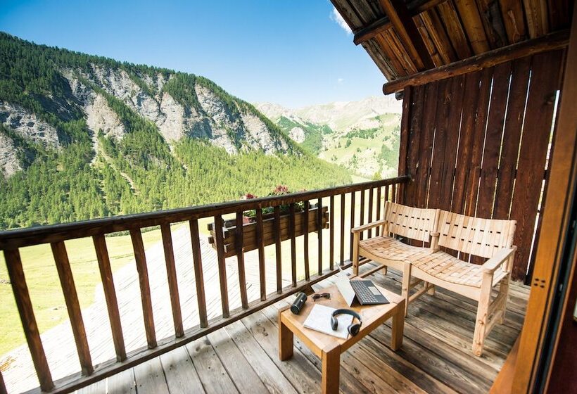 Отель Les Chalets Du Villard