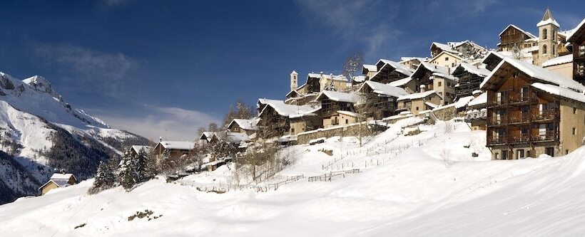 Отель Les Chalets Du Villard