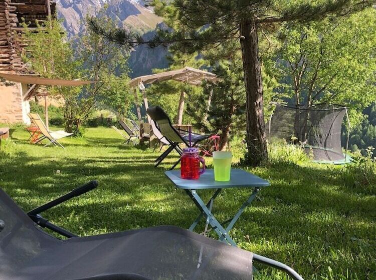 Отель Les Chalets Du Villard